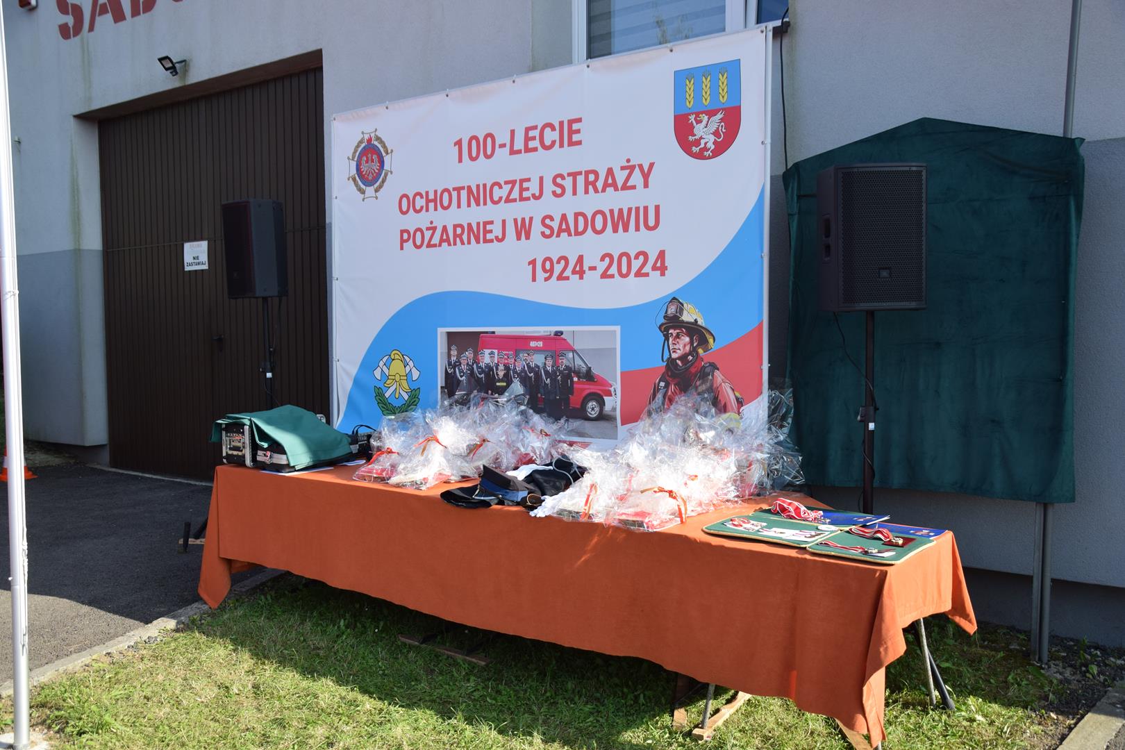 Zdjęcie przedstawia dekoracje miejsca uroczystości