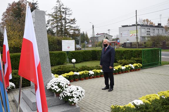Wójt Gminy Mierzęcice Grzegorz Podlejski składa ukłon przy Pomniku 10-tej Rocznicy Odzyskania Niepodległości