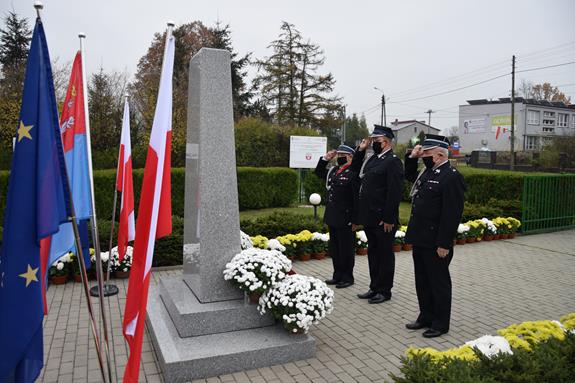 Delegacja druhów strażaków oddająca hołd przy Pomniku 10-tej Rocznicy Odzyskania Niepodległości