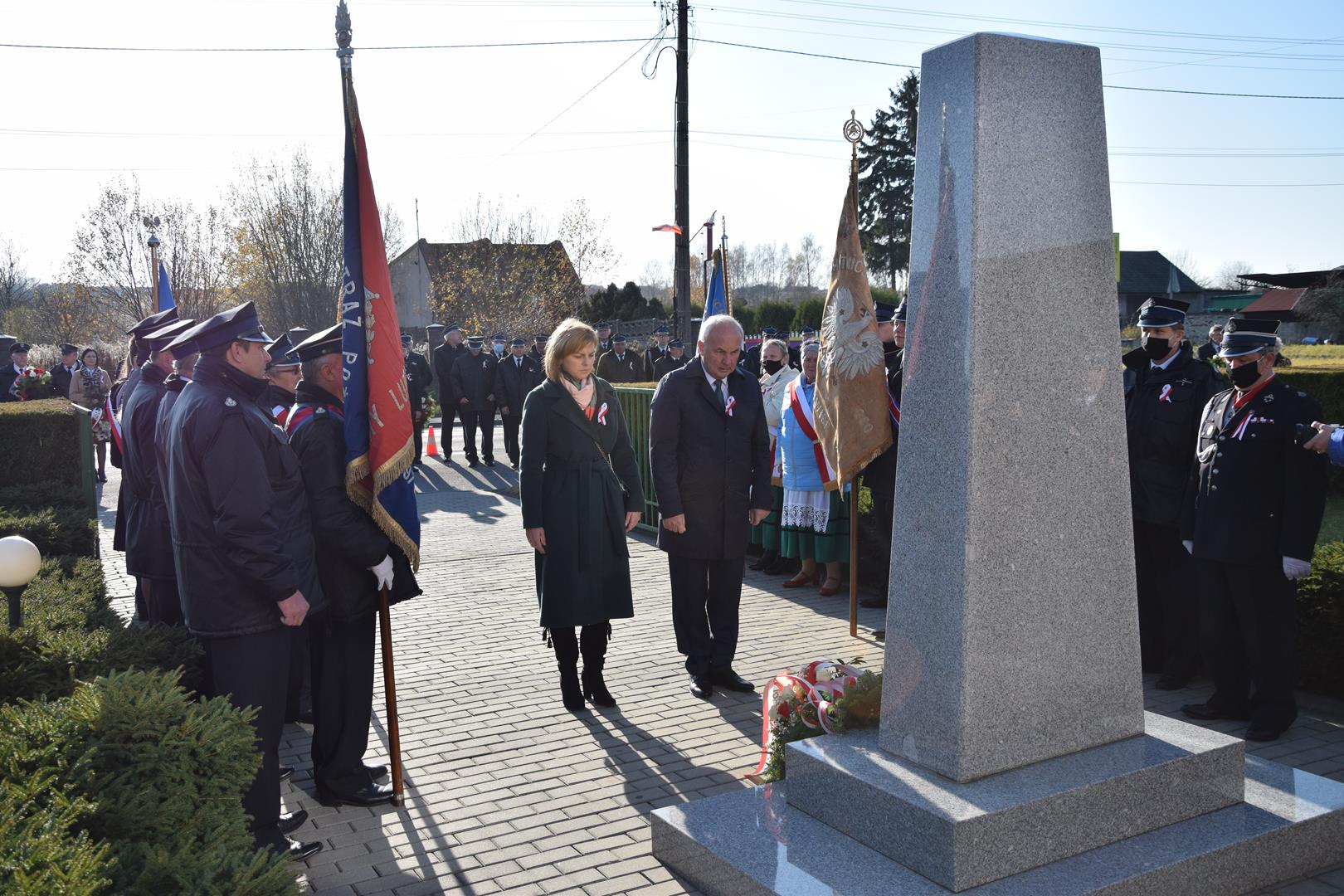 Zdjęcie z obchodów Narodowego Święta Niepodległości - składając hołd pan wójt ora pani skarbnik