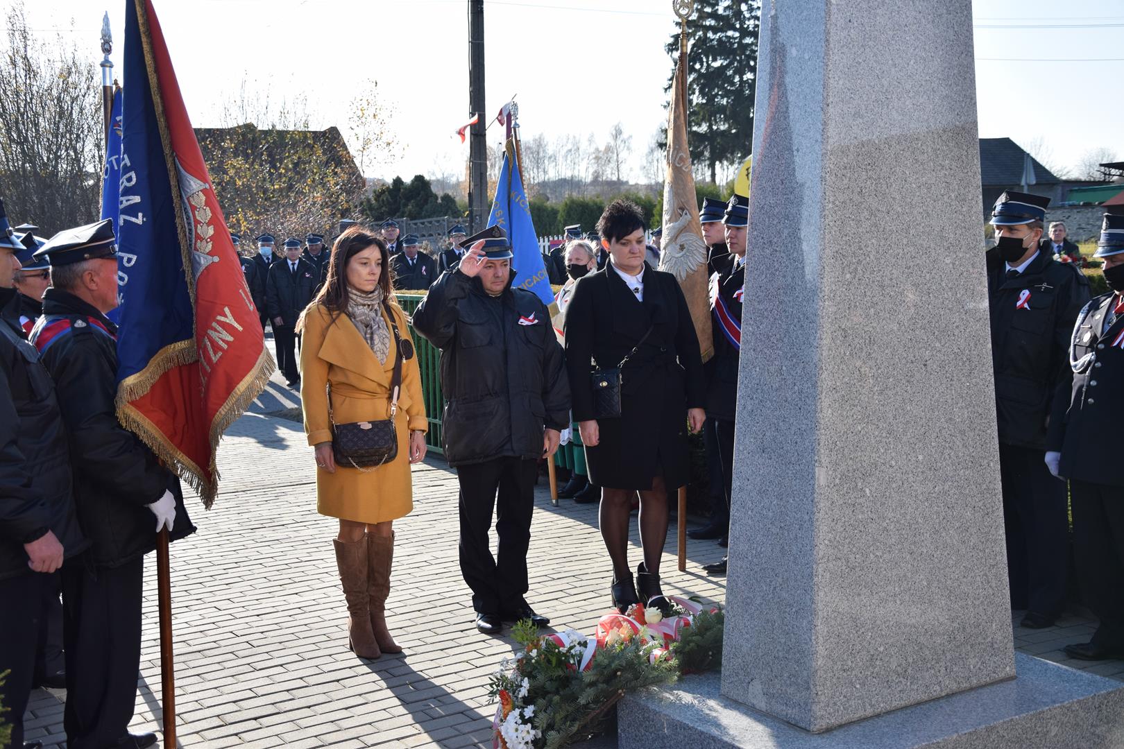 Zdjęcie z obchodów Narodowego Święta Niepodległości - składający hołd sołtysi