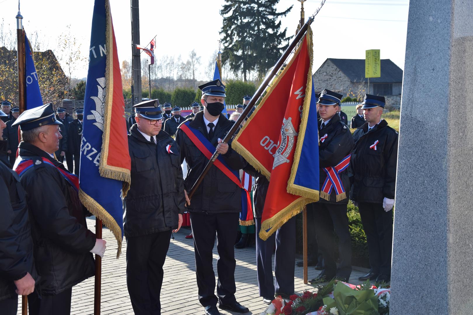 Zdjęcie z obchodów Narodowego Święta Niepodległości - poczet sztandarowy OSP Sadowie