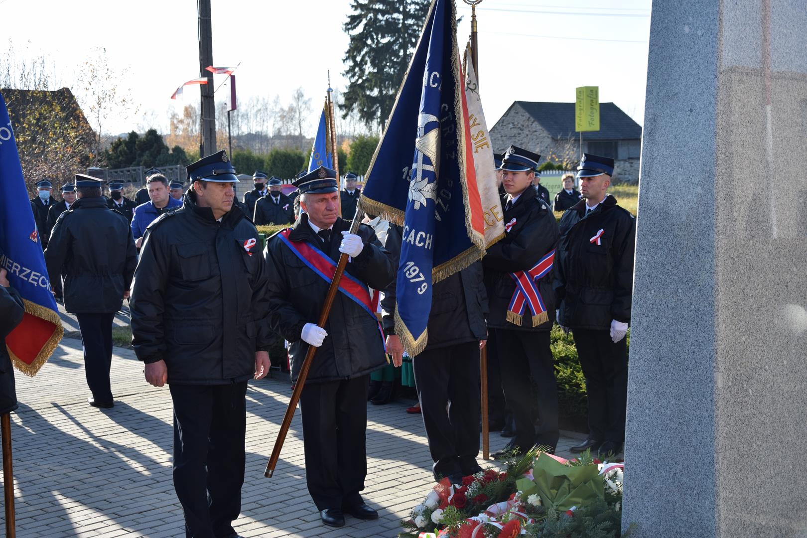 Zdjęcie z obchodów Narodowego Święta Niepodległości - poczet sztandarowy OSP Mierzęcice