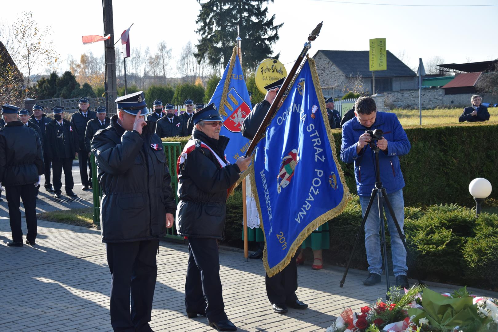 Zdjęcie z obchodów Narodowego Święta Niepodległości - - poczet sztandarowy OSP Mierzęcice II