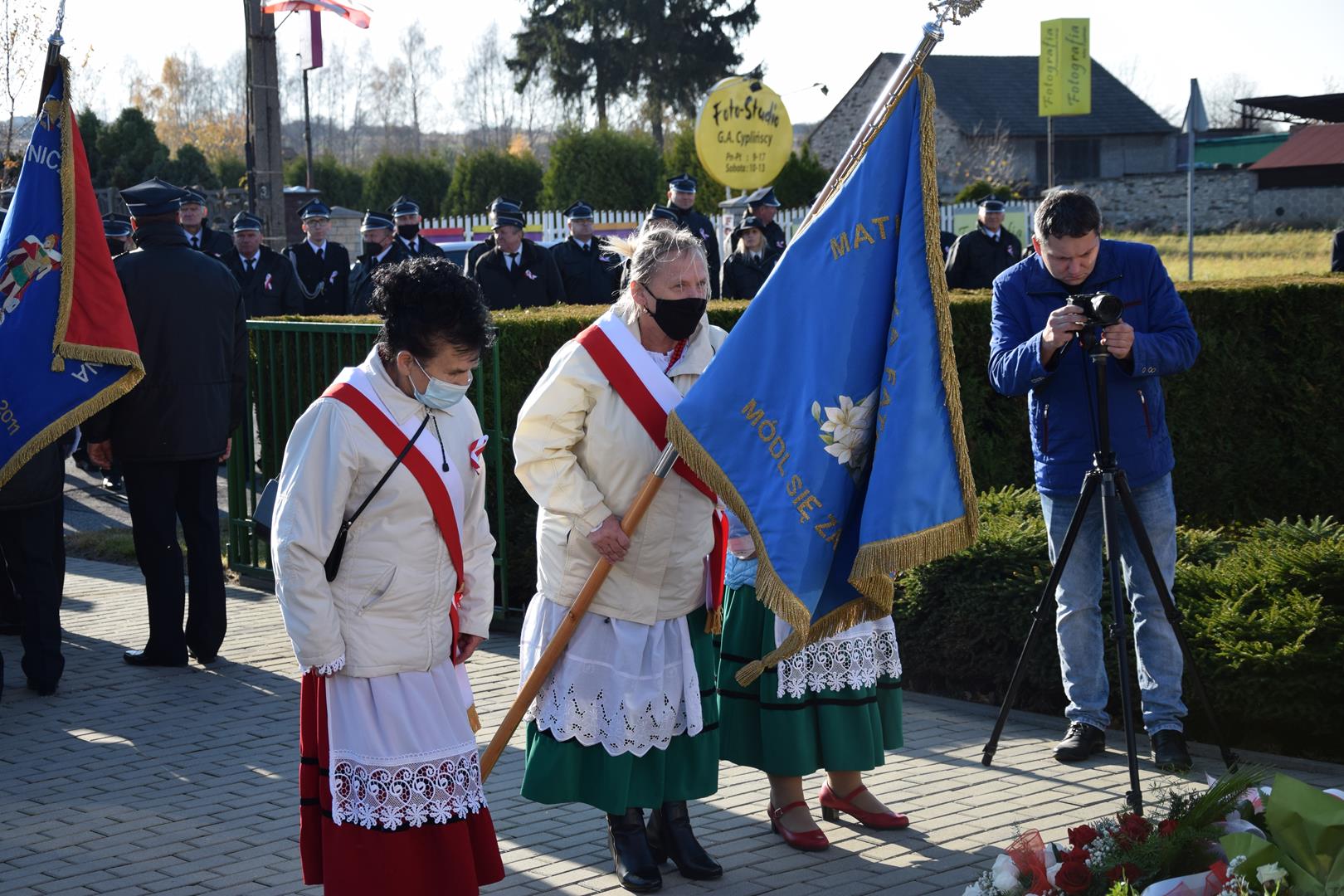 Zdjęcie z obchodów Narodowego Święta Niepodległości - poczet sztandarowy KGW Mierzęcice