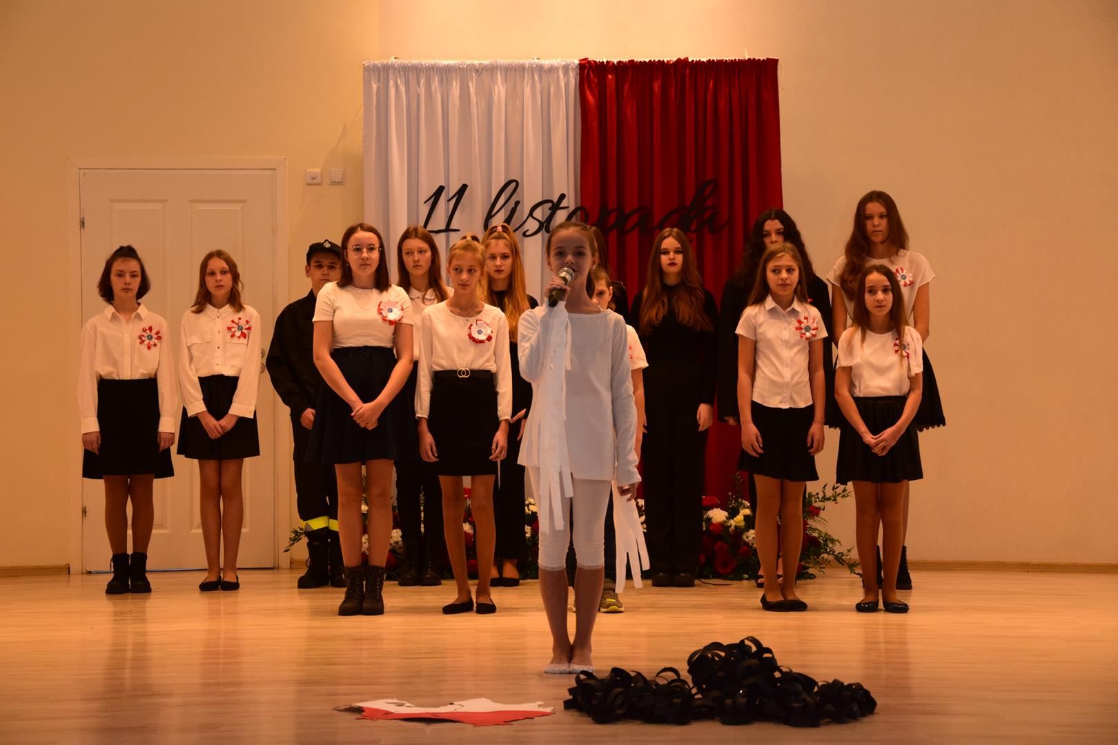 Zdjęcie z obchodów Narodowego Święta Niepodległości - występy uczniów ze Szkoły Podstawowej nr 2 w Mierzęcicach