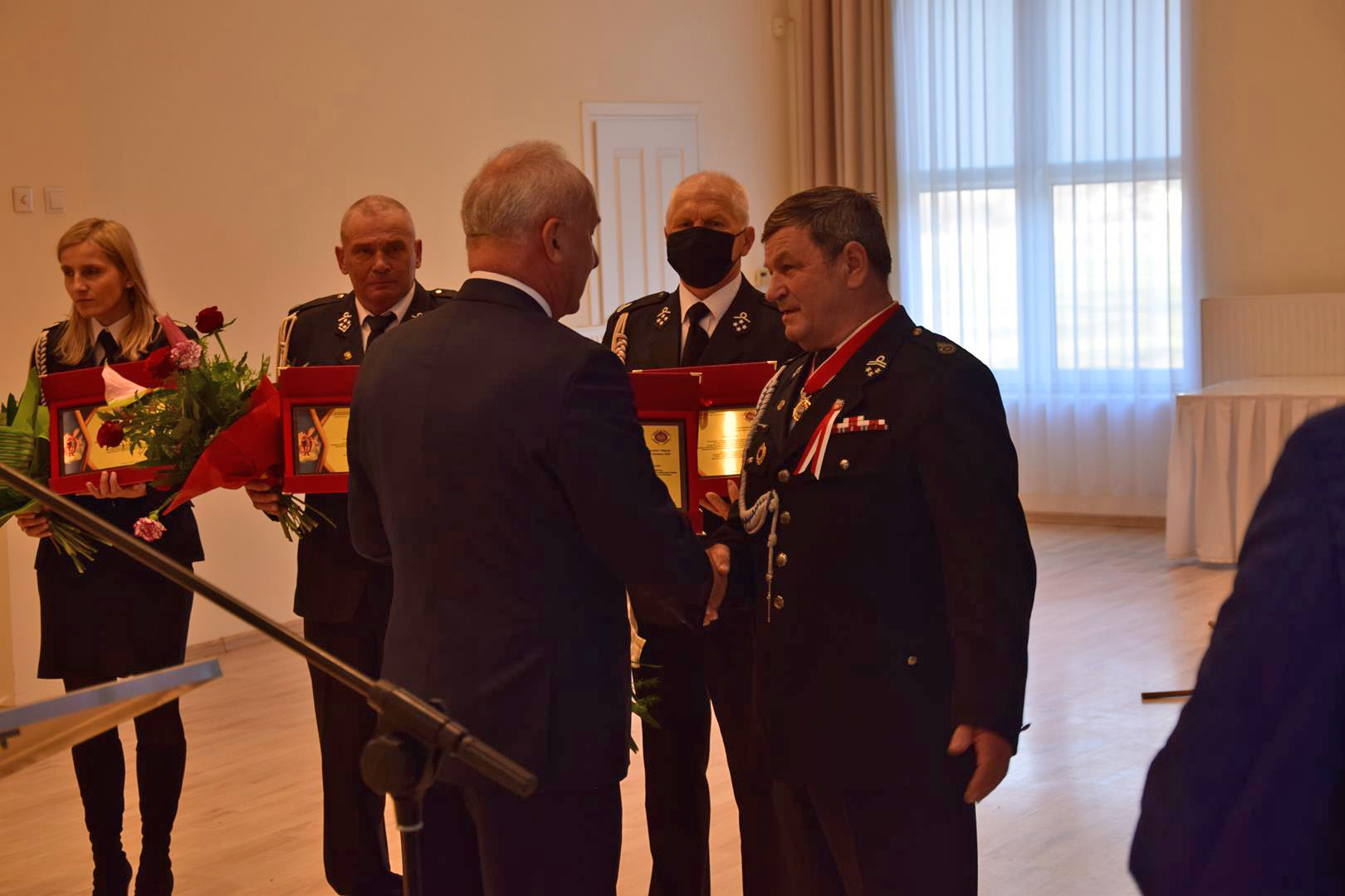 Zdjęcie z obchodów Narodowego Święta Niepodległości - wójt Gminy Mierzęcice wraz z uhonorowanymi ustępującymi ze stanowiska prezesami oraz komendantem gminnego związku OSP RP