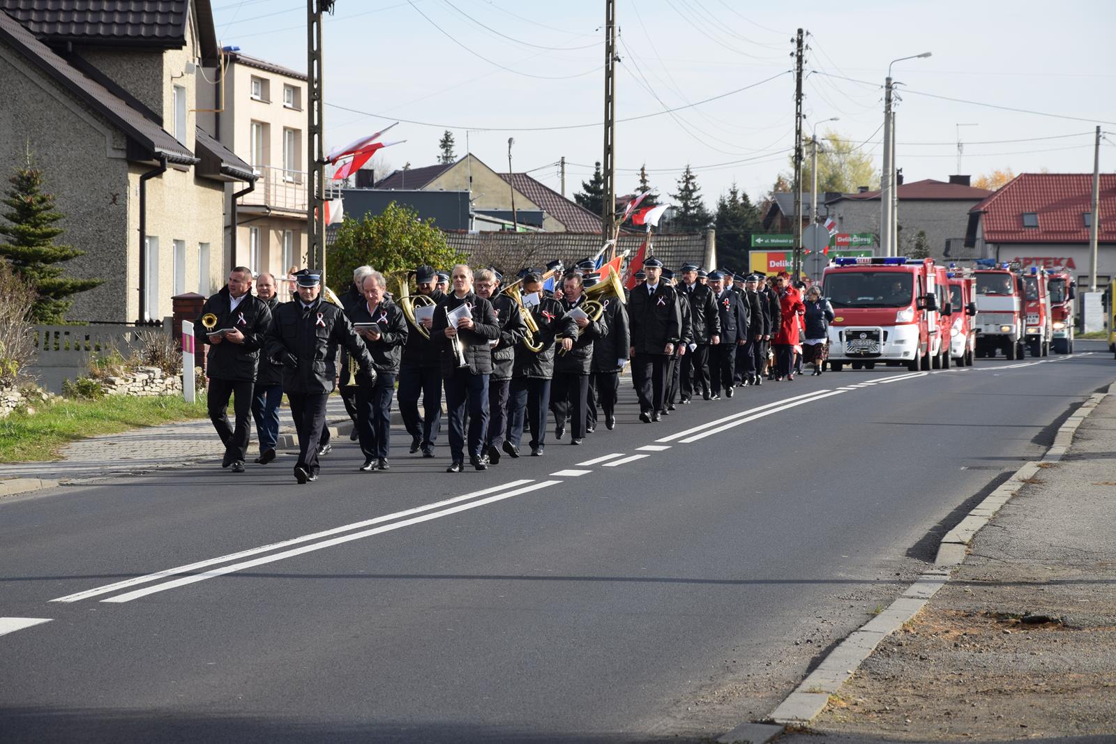 Zdjęcie przedstawiające korowód prowadzony przez Orkiestrę Dętą z Mierzęcic