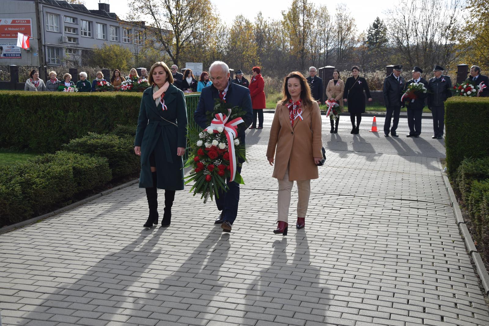 Zdjęcie przedstawiające Wójta Gminy Mierzęcice Grzegorza Podlesjkiego, Zastępcę Wójta Iwonę Pańtę oraz Skarbnik Gminy Agnieszkę Frączek