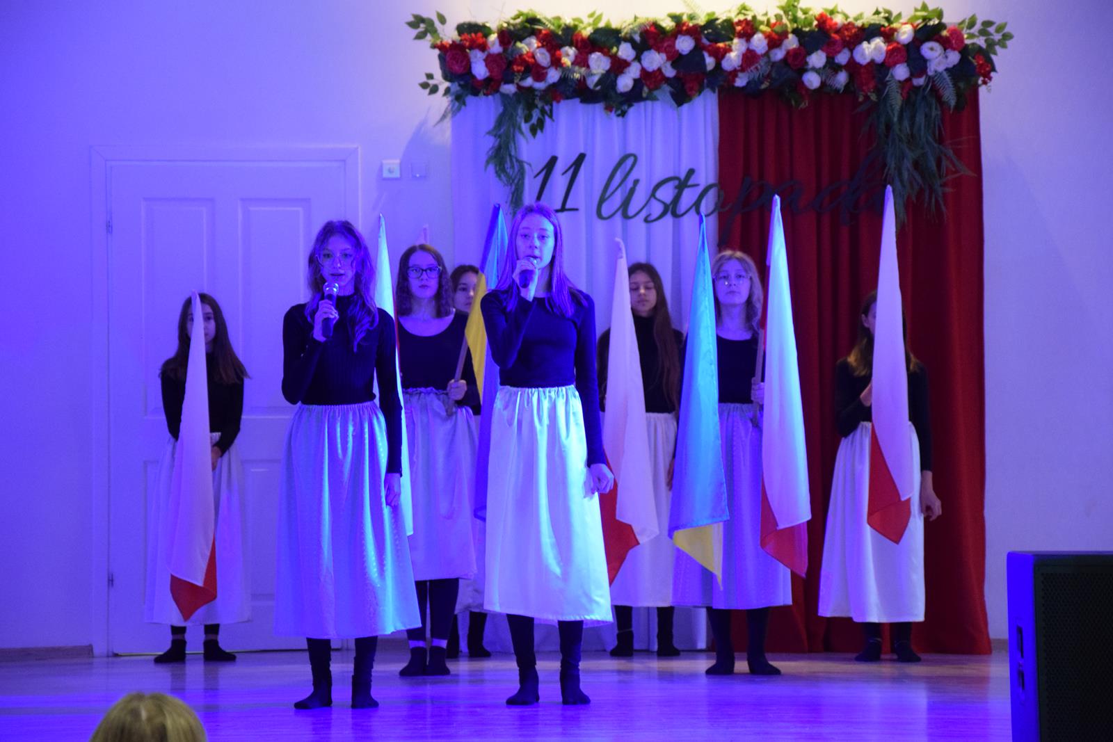 Zdjęcie uczniów SP2 im. Lotników Polskich w Mierzęcicach występujących z okazji 104. rocznicy odzyskania niepodległości