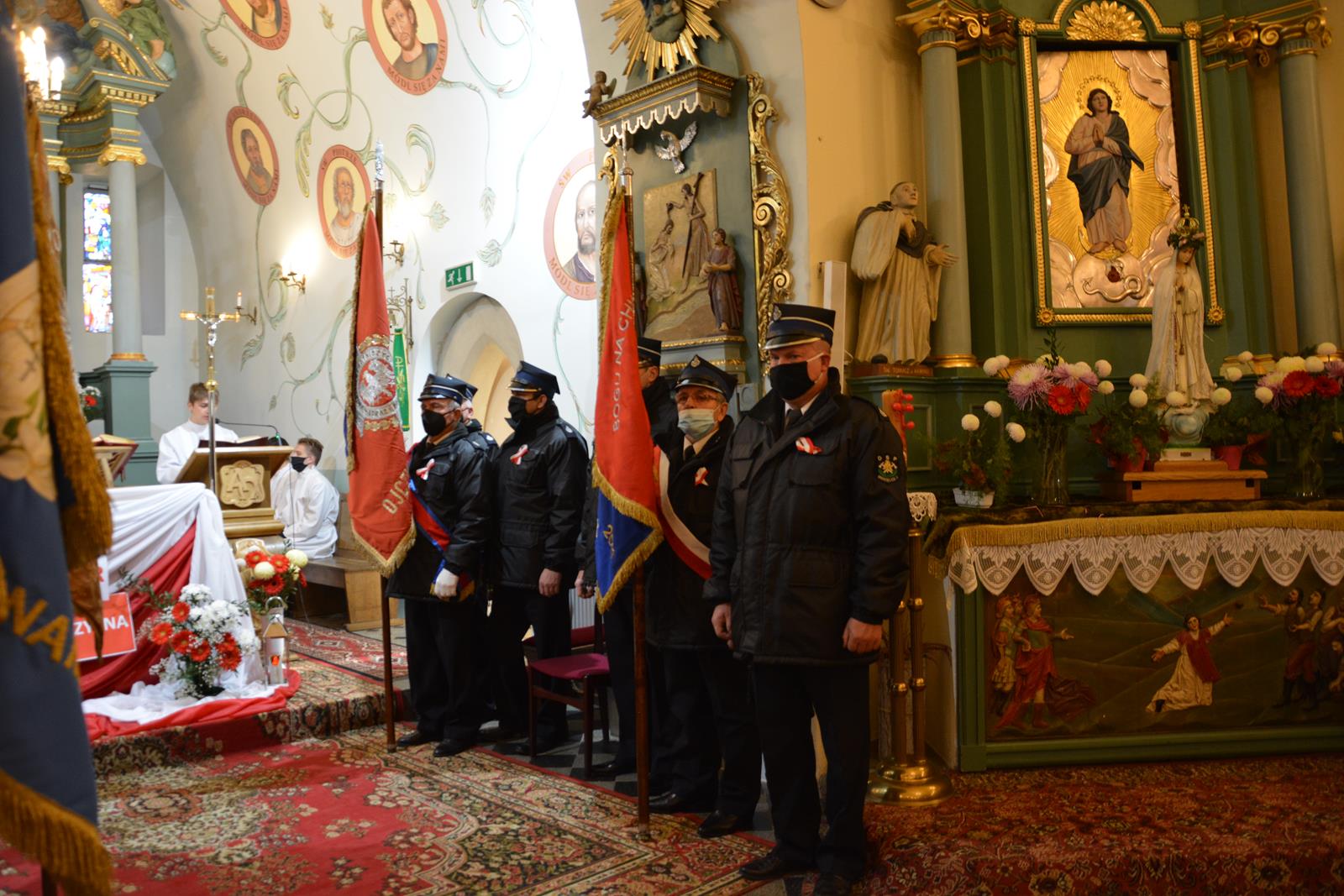 Zdjęcie z obchodów Narodowego Święta Niepodległości - poczty sztandarowe OSP w kościele