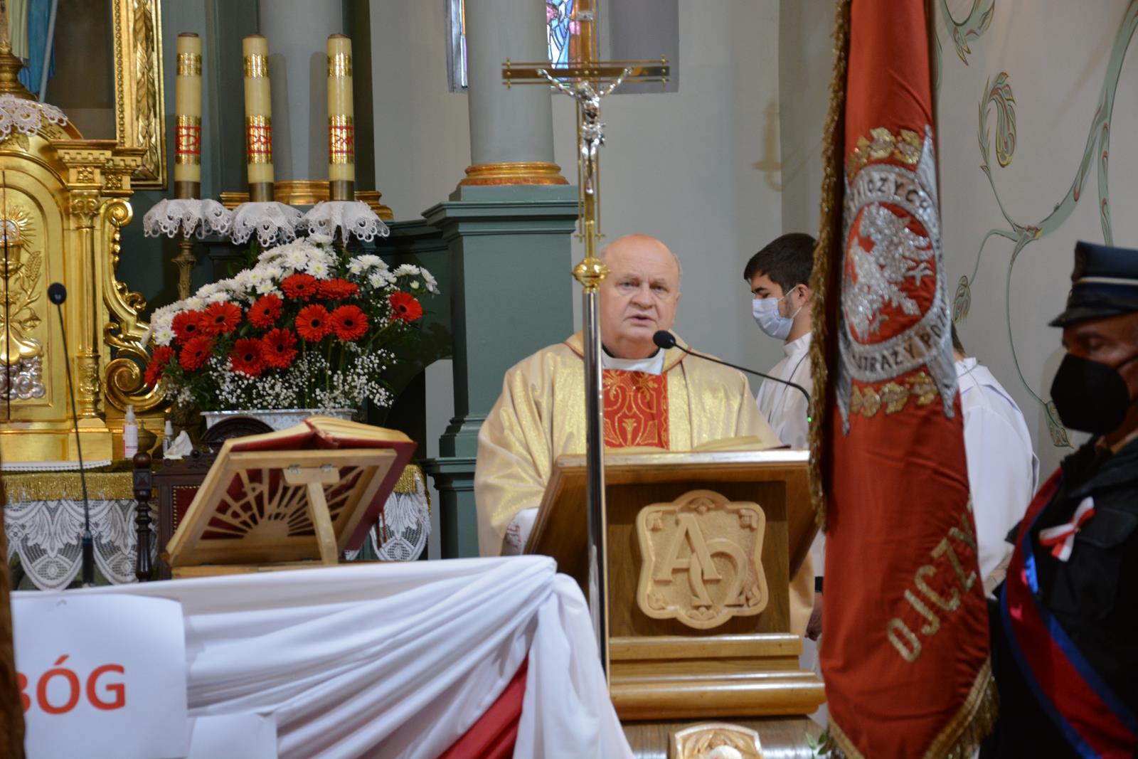 Zdjęcie z obchodów Narodowego Święta Niepodległości - ksiądz proboszcz