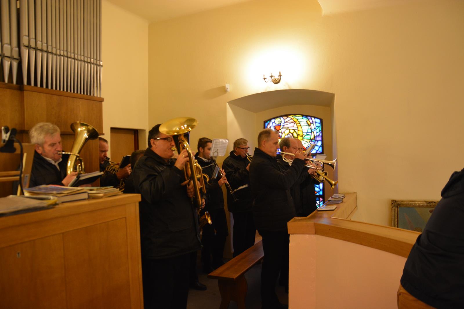 Zdjęcie z obchodów Narodowego Święta Niepodległości - orkiestra dęta gra w kościele