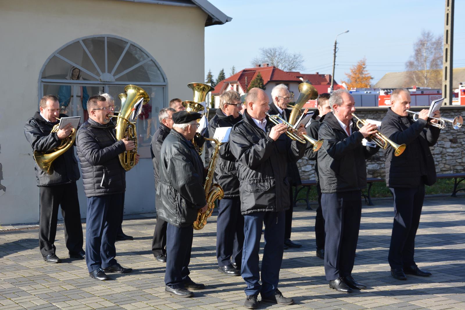 Zdjęcie z obchodów Narodowego Święta Niepodległości - orkiestra dęta przed kościołem