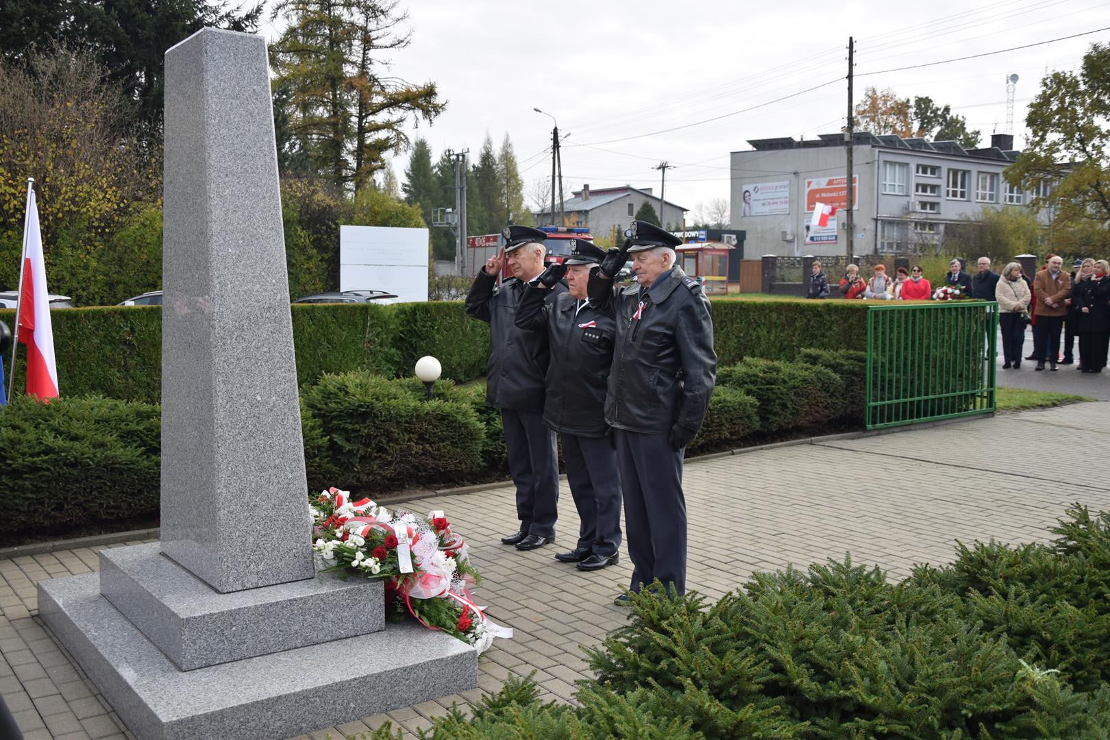 Zdjęcie przedstawia moment składania kwiatów przed pomnikiem przez reprezentantów Stowarzyszenia Seniorów Lotnictwa Wojskowego Rzeczypospolitej Polskiej Oddział Śląski im. 39 Pułku Lotnictwa Myśliwskiego OPK 