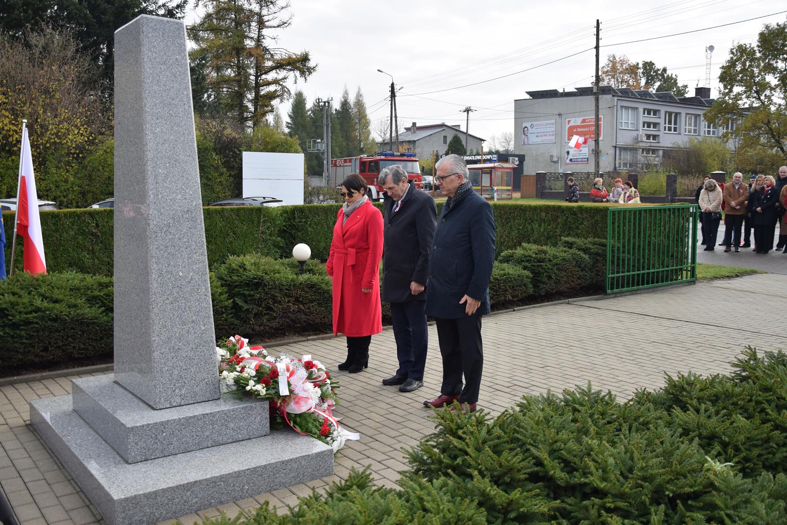 Zdjęcie przedstawia moment składania kwiatów przed pomnikiem przez reprezentantów mieszkańców Gminy Mierzęcice