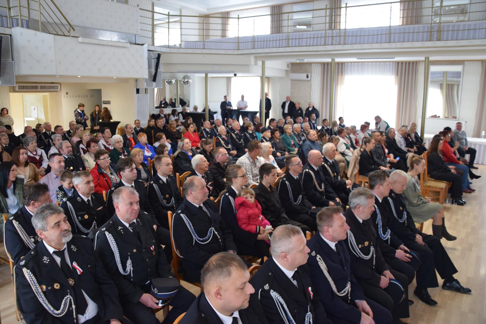 Zdjęcie przedstawia ludzi na sali Gminnego Ośrodka Kultury