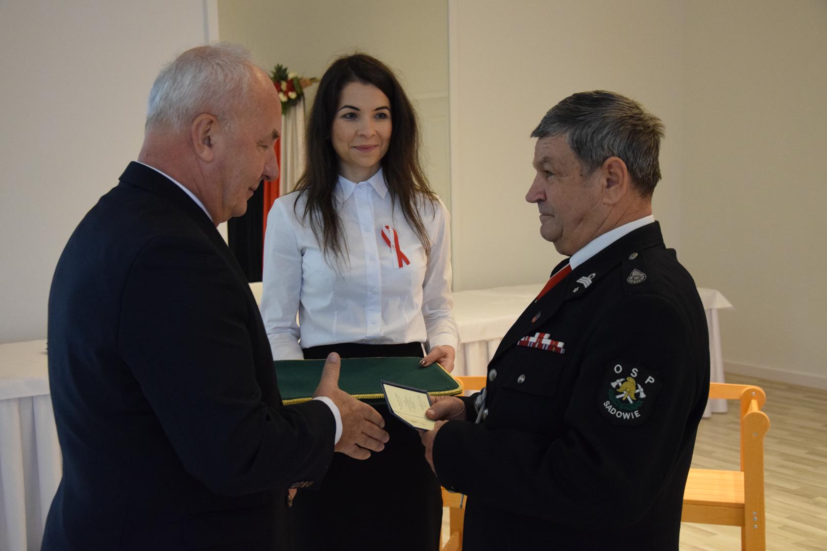 Zdjęcie przedstawia moment wręczenia odznaczenia honorowego