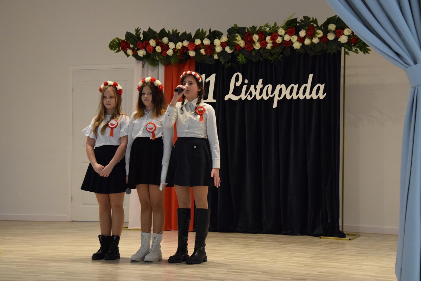 Zdjęcie przedstawia fragment występu artystycznego przygotowanego przez Szkołe Podstawową nr. 1 w&nbsp;Mierzęcicach