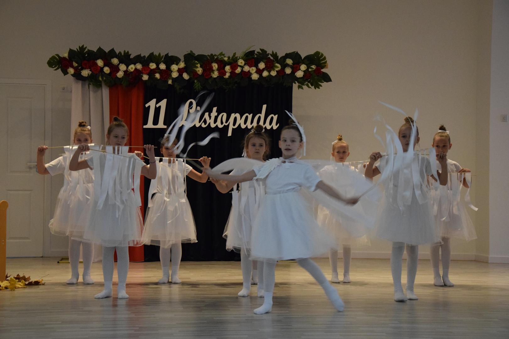 Zdjęcie przedstawia fragment występu artystycznego przygotowanego przez Szkołe Podstawową nr. 1 w&nbsp;Mierzęcicach