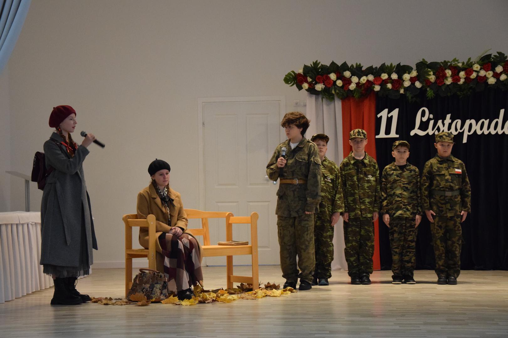 Zdjęcie przedstawia fragment występu artystycznego przygotowanego przez Szkołe Podstawową nr. 1 w&nbsp;Mierzęcicach