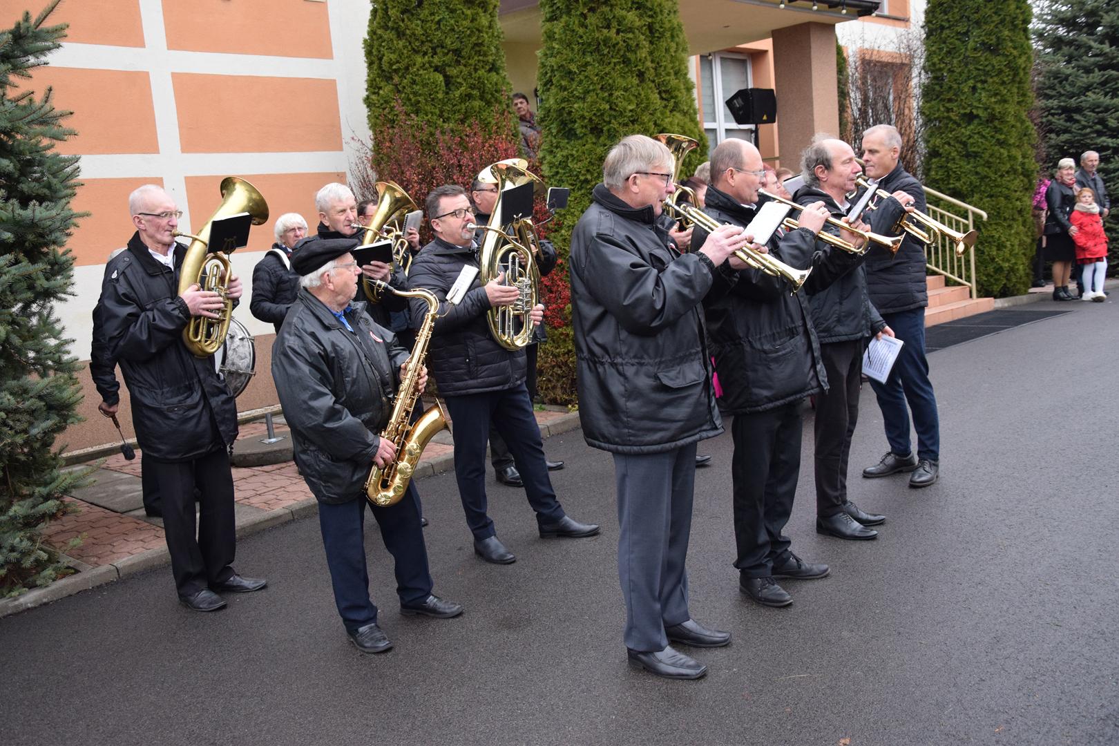 Zdjęcie przedstawia orkiestre gminna imienia Władysława Juszczyka