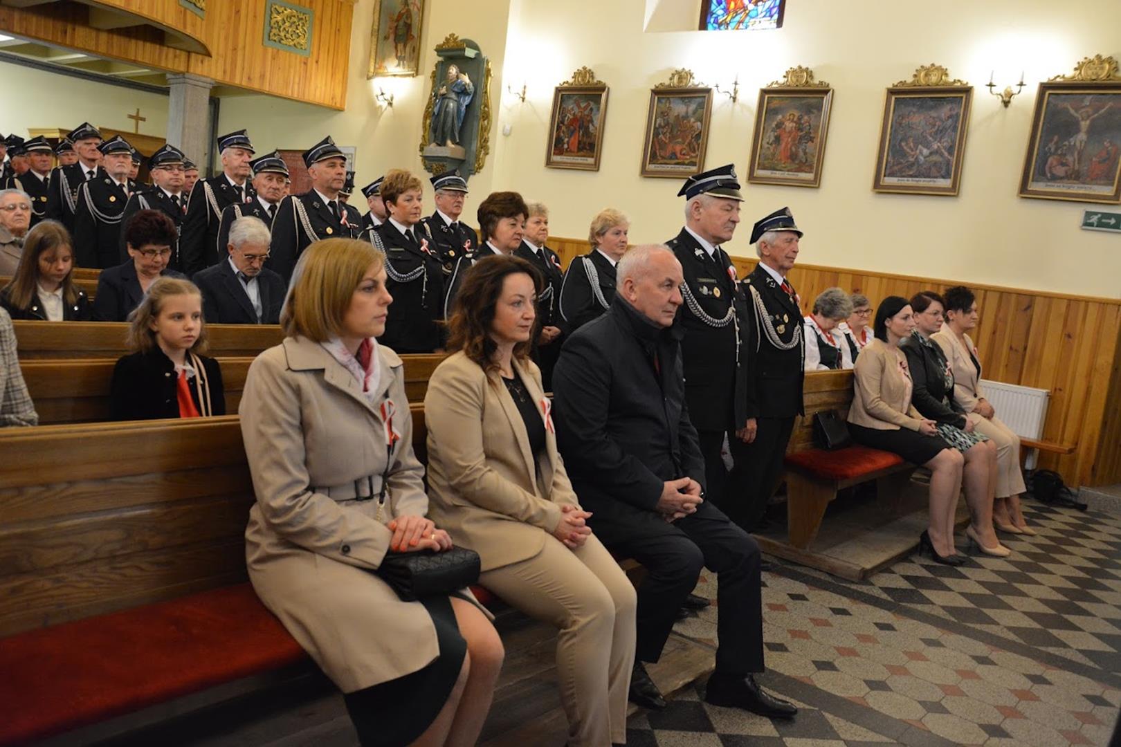 Zdjęcie przedstawiające fragment mszy 3 majowej w kościele w Targoszycach