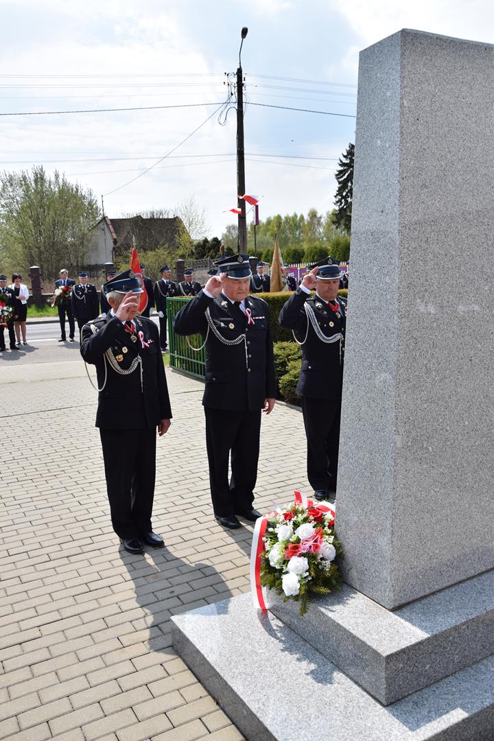 Zdjęcie przedstawiające moment złożenia kwiatów pod Pomnikiem Niepodległości przez druhów i druhny Ochotniczych Straży Pożarnych