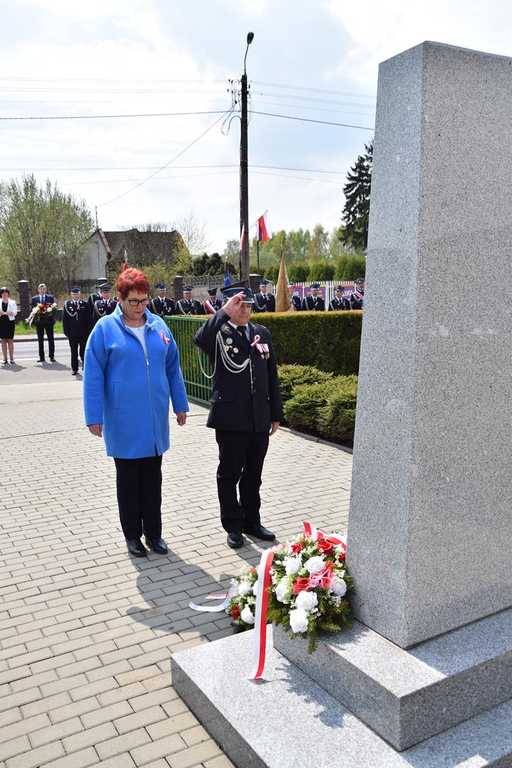 Zdjęcie przedstawiające moment złożenia kwiatów pod Pomnikiem Niepodległości przez sołtysów Gminy Mierzęcice