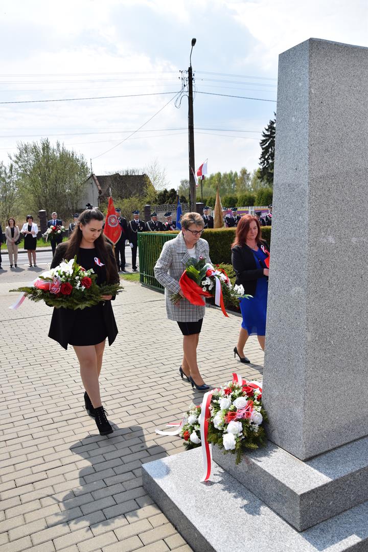 Zdjęcie przedstawiające moment złożenia kwiatów pod Pomnikiem Niepodległości przez przedstawicieli jednostek organizacyjnych Gminy Mierzęcice: Gminnego Ośrodka Kultury, Gminnej Biblioteki Publicznej, Ośrodka Pomocy Społecznej