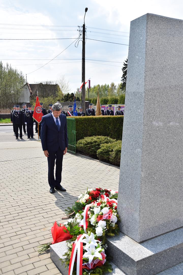 Zdjęcie przedstawiające moment złożenia kwiatów pod Pomnikiem Niepodległości przez przedstawiciela mieszkańców Gminy Mierzęcice - Tadeusza Twardocha