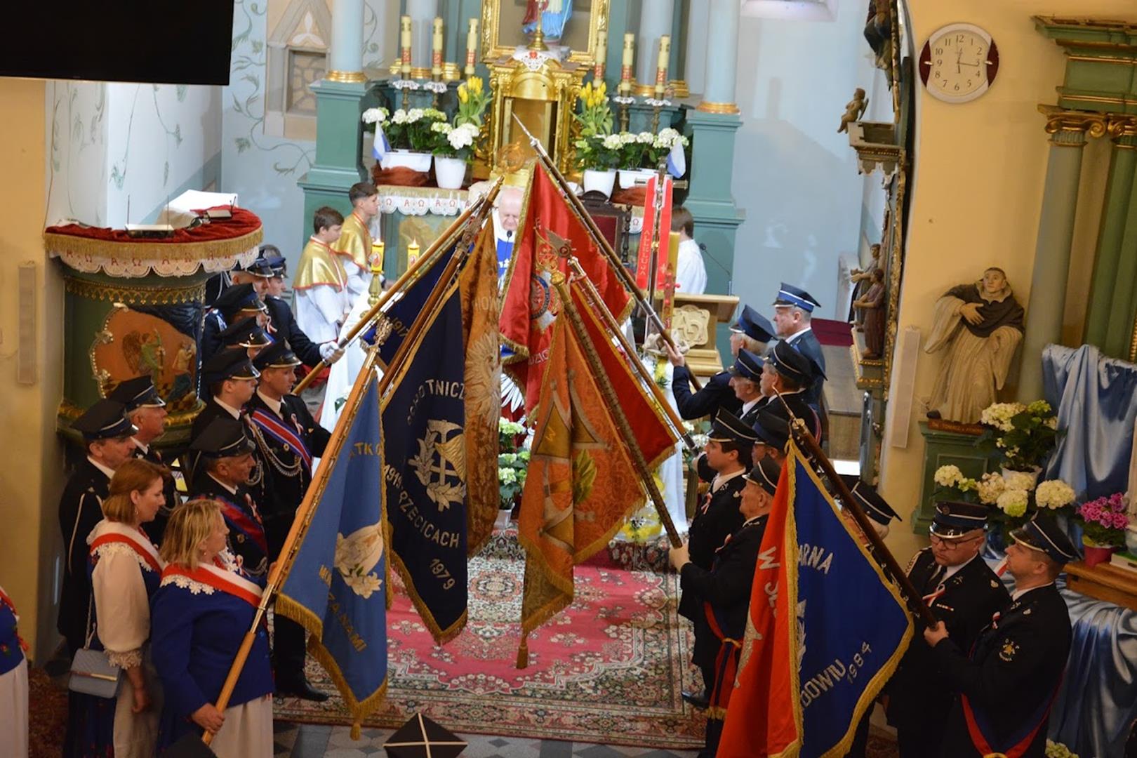 Zdjęcie przedstawiające fragment mszy 3 majowej w kościele w Targoszycach - ukłon sztandarów