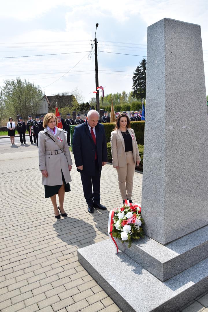 Zdjęcie przedstawiające moment złożenia kwiatów pod Pomnikiem Niepodległości przez wójta Gminy Mierzęcice Grzegorza Podlejskiego, zastępcę wójta Iwonę Pańta oraz skarbnika Gminy Mierzęcice Agnieszkę Frączek