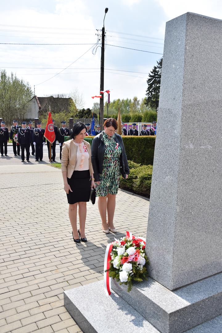 Zdjęcie przedstawiające moment złożenia kwiatów pod Pomnikiem Niepodległości przez przewodniczącą Rady Gminy wraz z radnymi