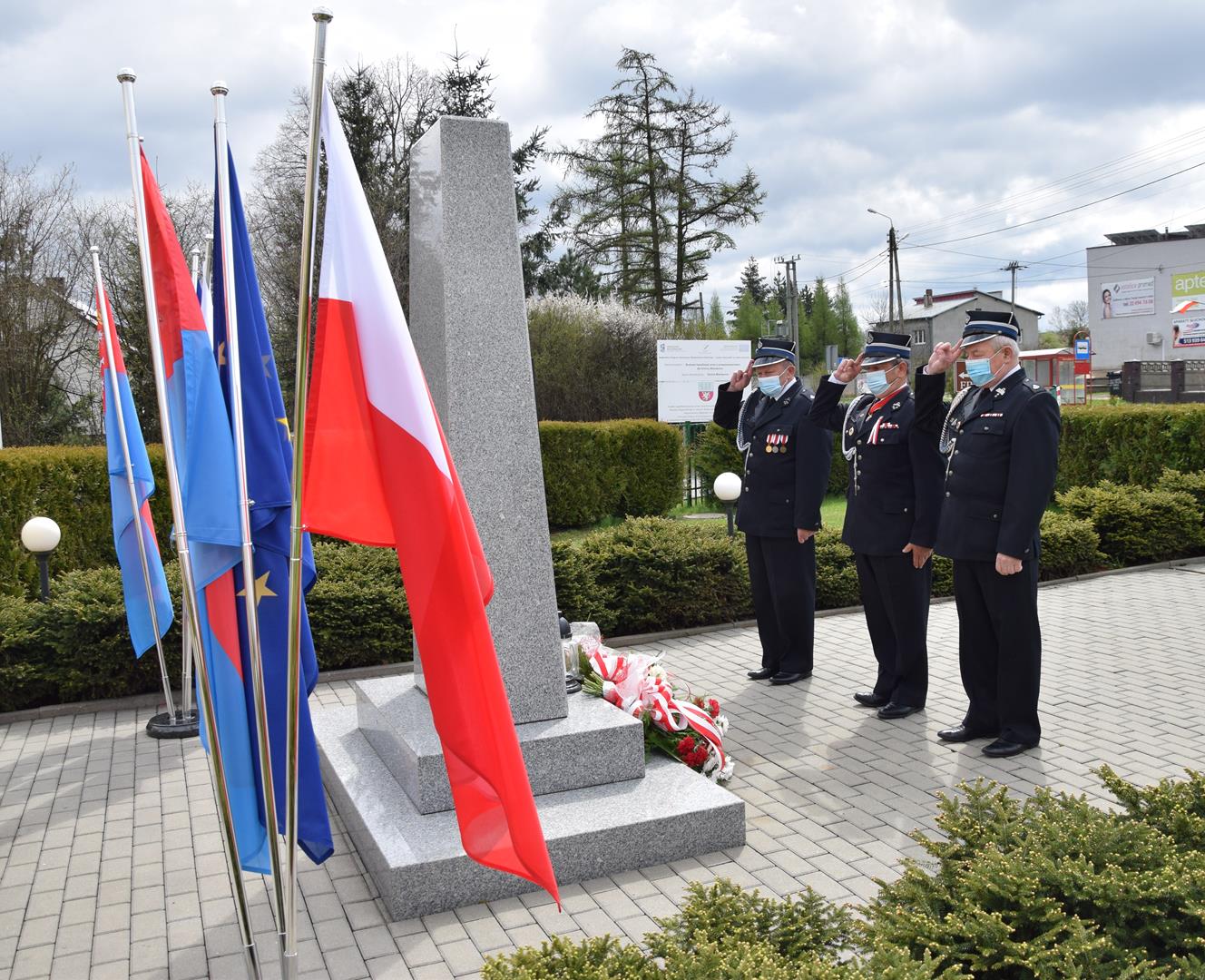 Prezes Zarządu Oddziału Gminnego druh Stanisław Paks, Komendant Gminny OSP druh Mieczysław Filipek oraz Prezes OSP Mierzęcice druh Jerzy Tyrała składają kwiaty pod pomnikiem