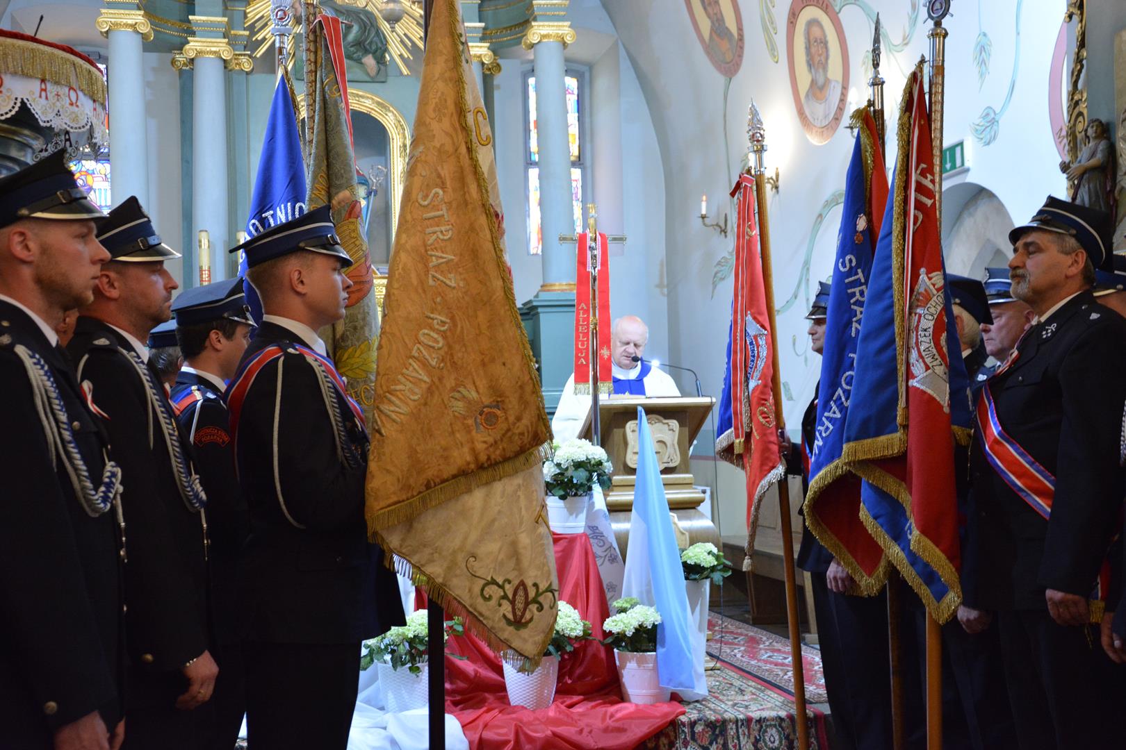 Zdjęcie przedstawia poczty sztandarowe podczas mszy