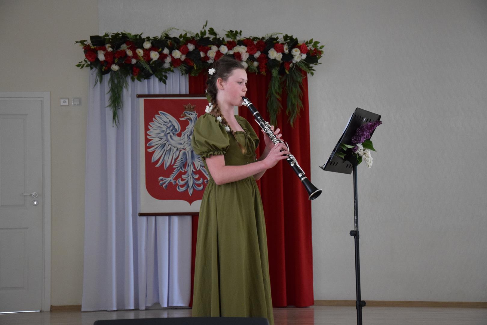 Zdjęcie przedstawia fragment przedstawienia w wykonaniu uczniów Szkoły Podstawowej nr 1 w Mierzęcicach