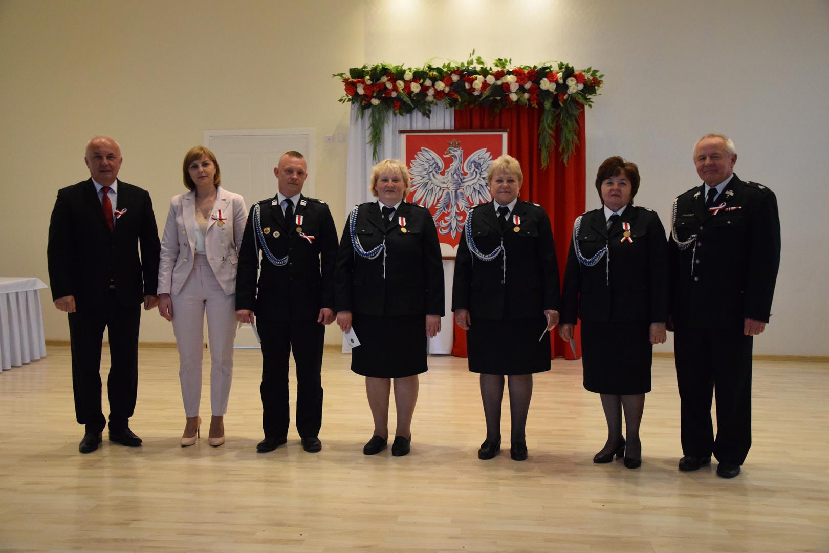 Zdjęcie przedstawia moment odznaczania zasłużonych członków straży