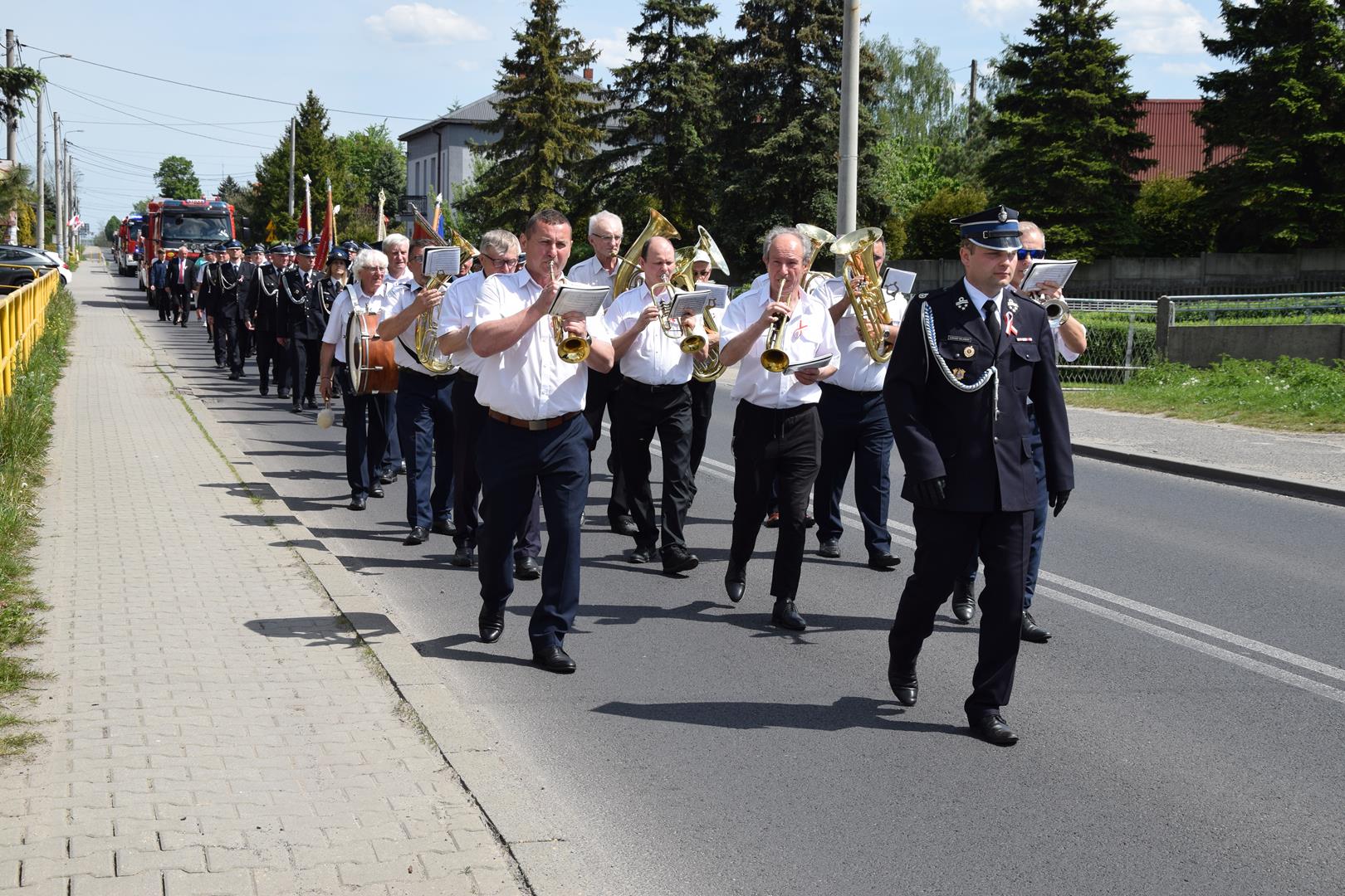 Zdjęcie przedstawia fragment uroczystego przemarszu pod pomnik
