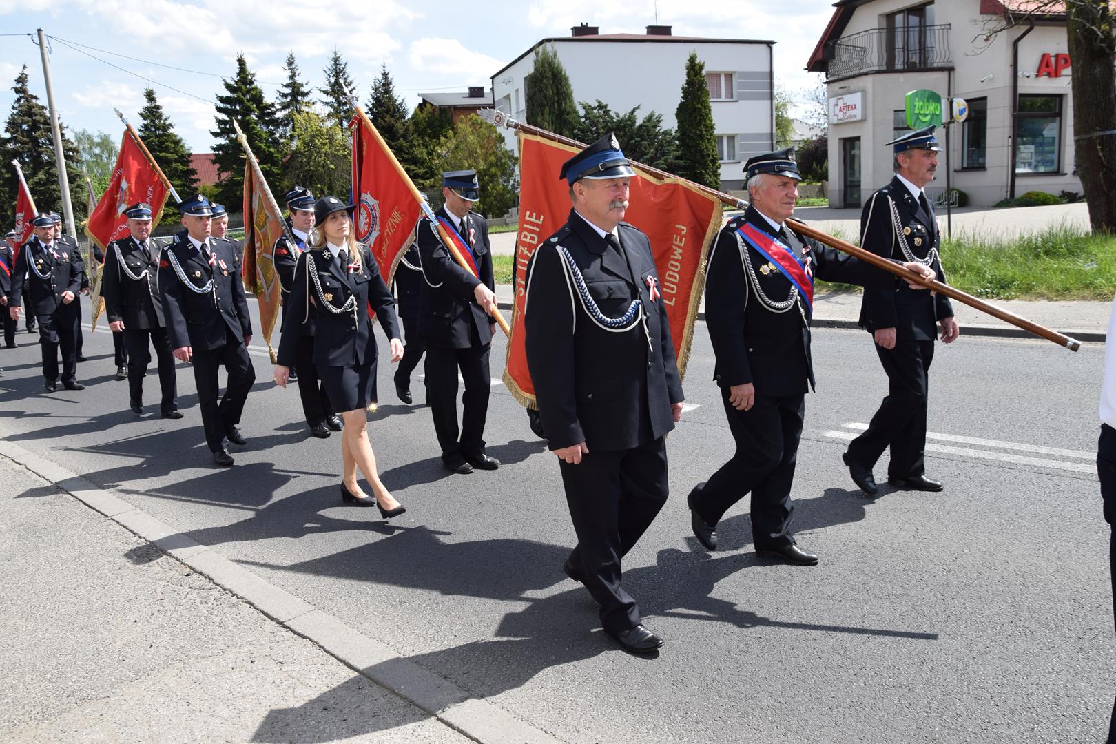 Zdjęcie przedstawia fragment uroczystego przemarszu pod pomnik