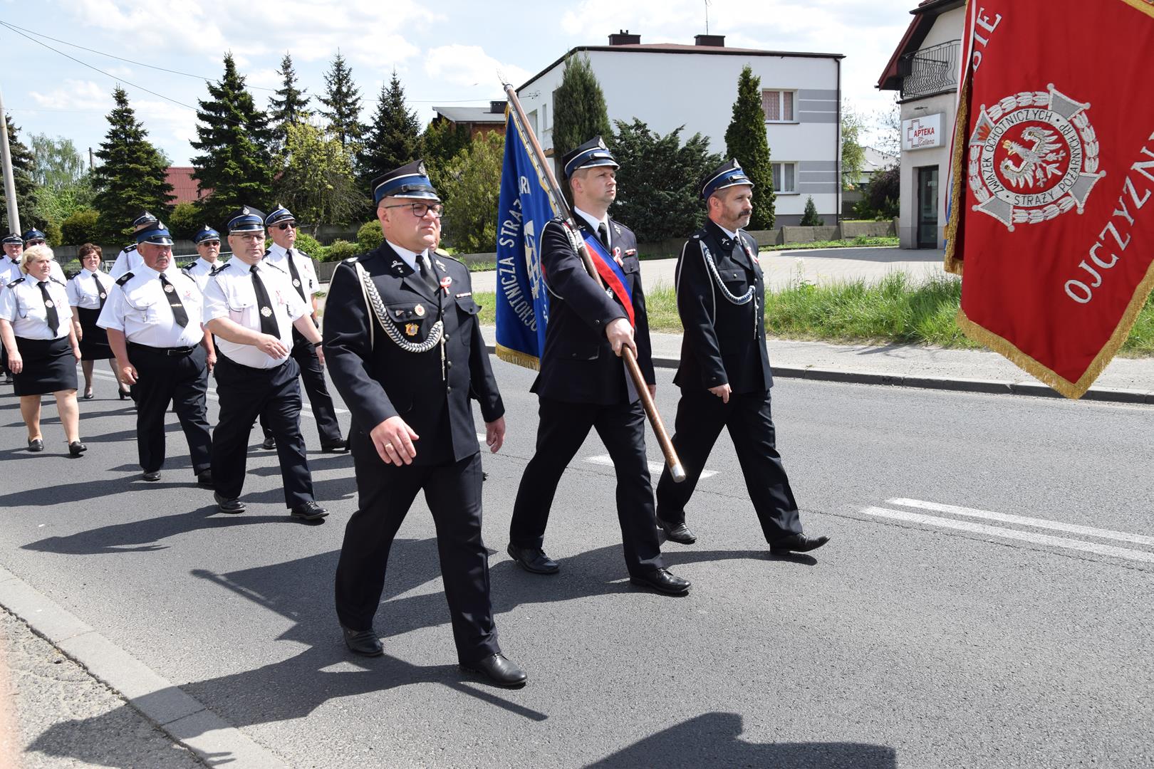 Zdjęcie przedstawia fragment uroczystego przemarszu pod pomnik