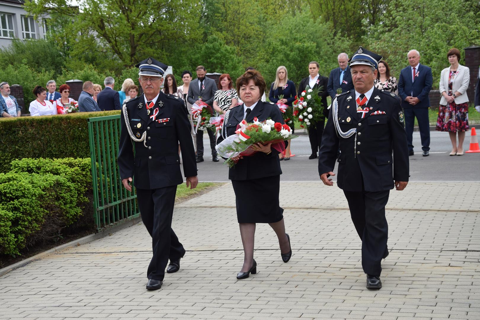 Zdjęcie przedstawia moment składania kwiatów pod pomnikiem przez delegację Jednostek OSP Gminy Mierzęcice