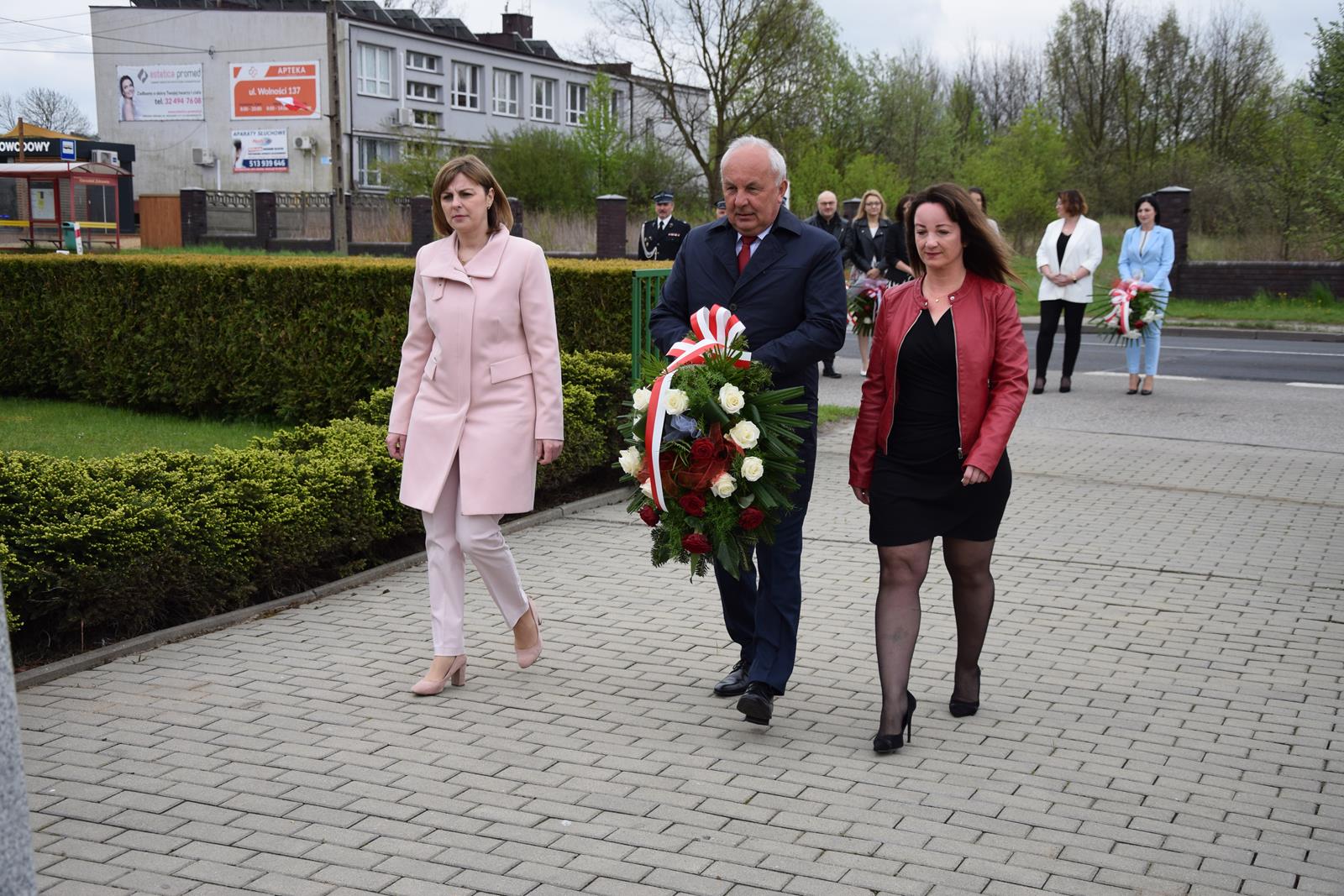 Wójt Gminy Mierzęcice Grzegorz Podlejski, Zastępca Wójta Iwona Pańta oraz Skarbnik Gminy Agnieszka Frączek składają kwiaty pod pomnikiem 10-lecia odzyskania niepodległości