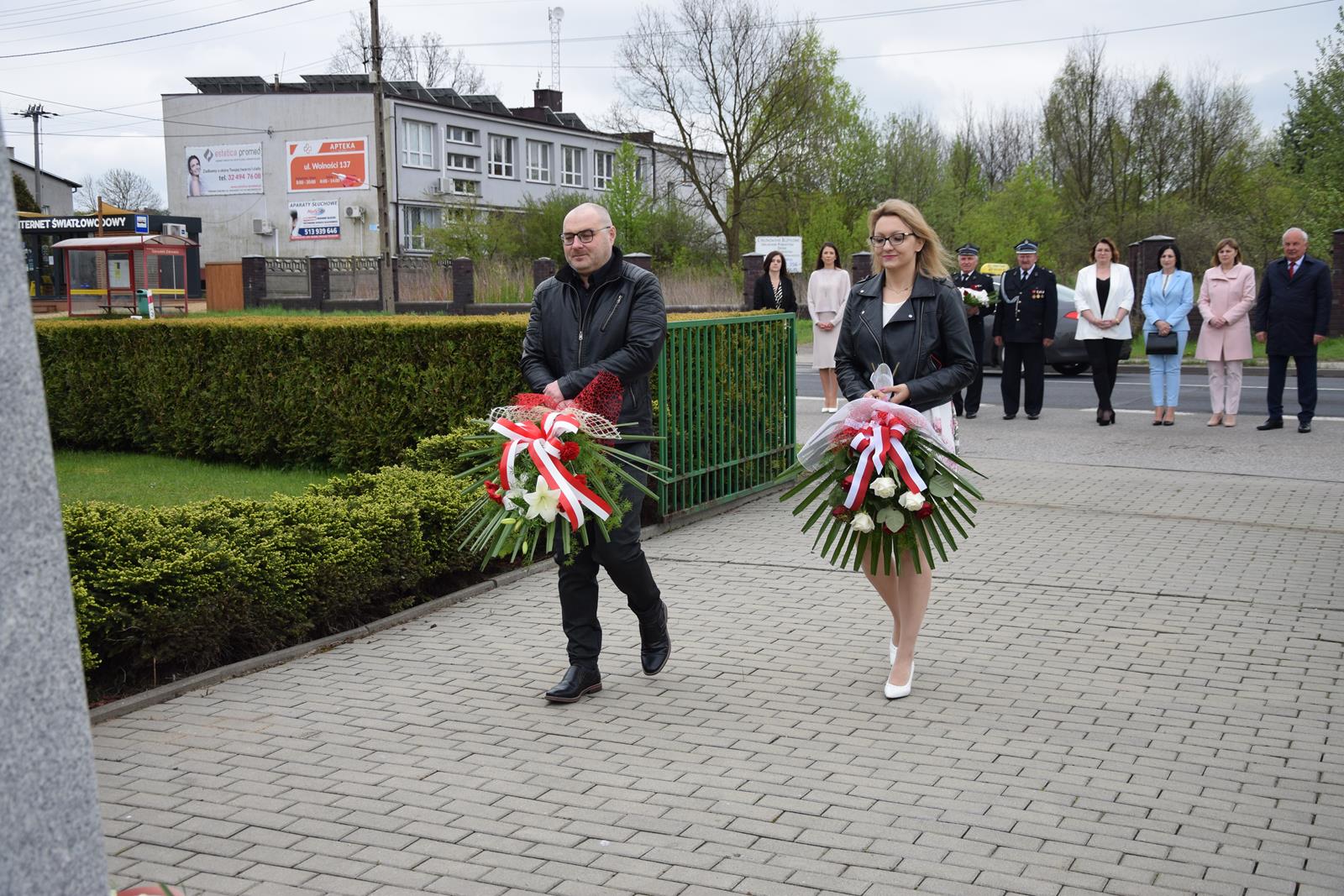 Dyrektor Przedszkola Publicznego Radosny Zakątek Edyta Gwóźdź oraz Dyrektor Szkoły Podstawowej nr 2 Kamil Gwóźdź  składają kwiaty pod pomnikiem 10-lecia odzyskania niepodległości