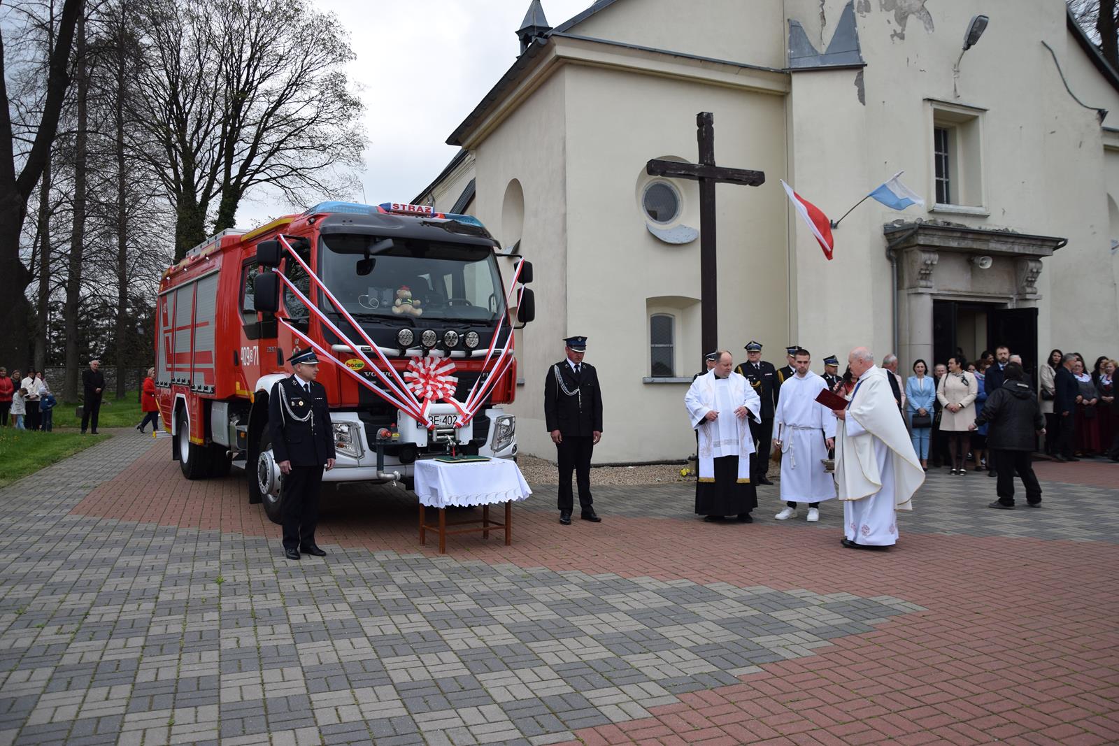 Zdjęcie przed kościołem pw. Św. Mikołaja w Targoszycach podczas poświęcenia wozu strażackiego OSP Toporowice