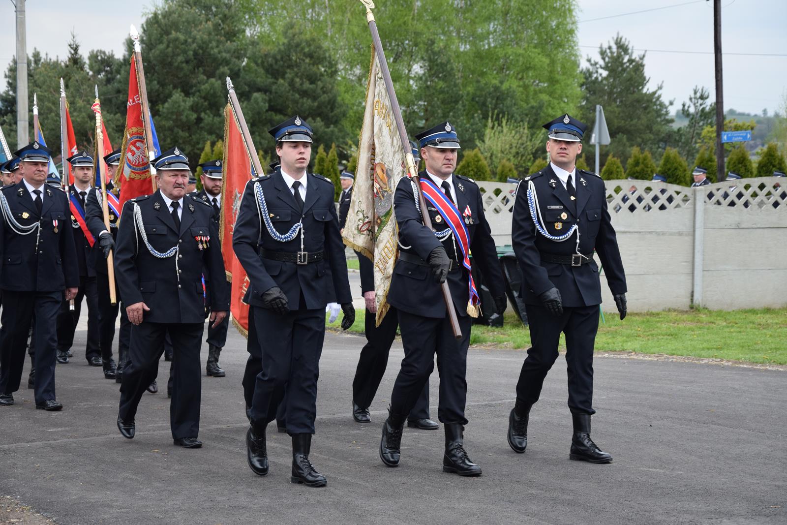 Zdjęcie podczas uroczystości odbywających się przed strażnicą OSP w Toporowicach - przemarsz straży