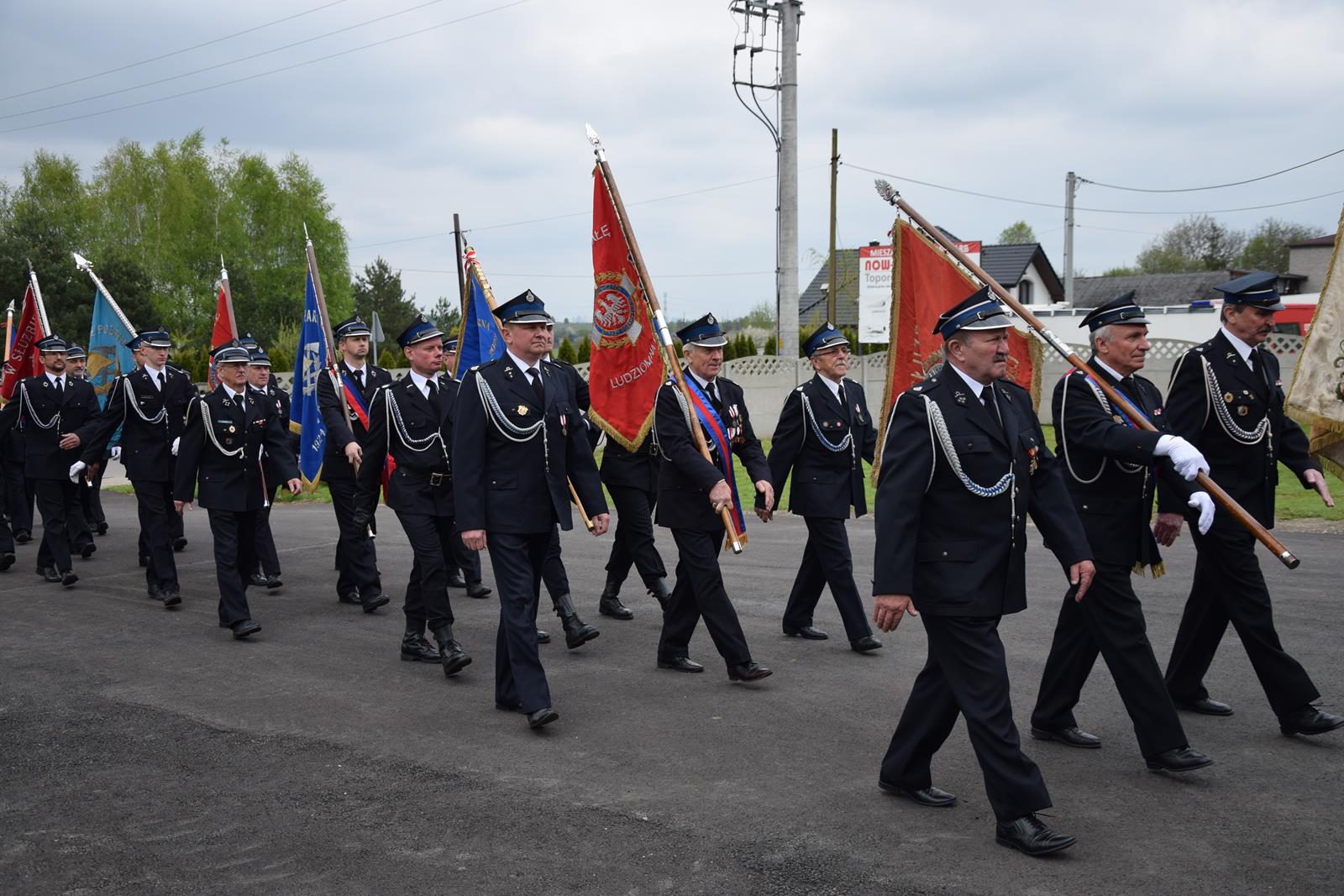 Zdjęcie podczas uroczystości odbywających się przed strażnicą OSP w Toporowicach - przemarsz straży