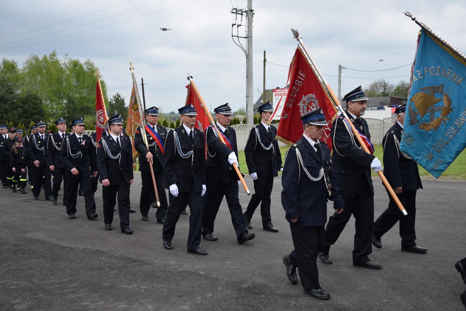 Zdjęcie podczas uroczystości odbywających się przed strażnicą OSP w Toporowicach - przemarsz straży
