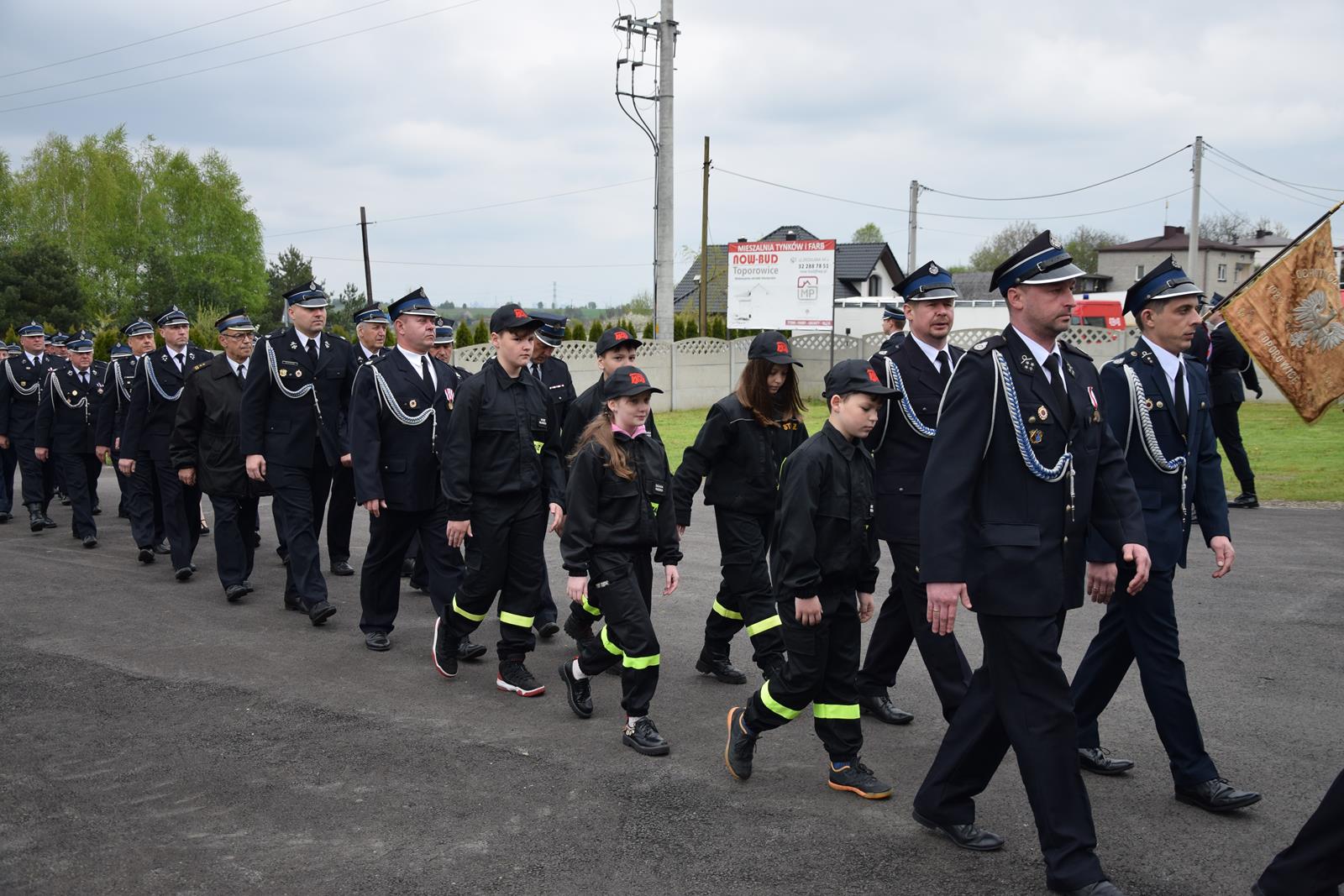 Zdjęcie podczas uroczystości odbywających się przed strażnicą OSP w Toporowicach - przemarsz straży