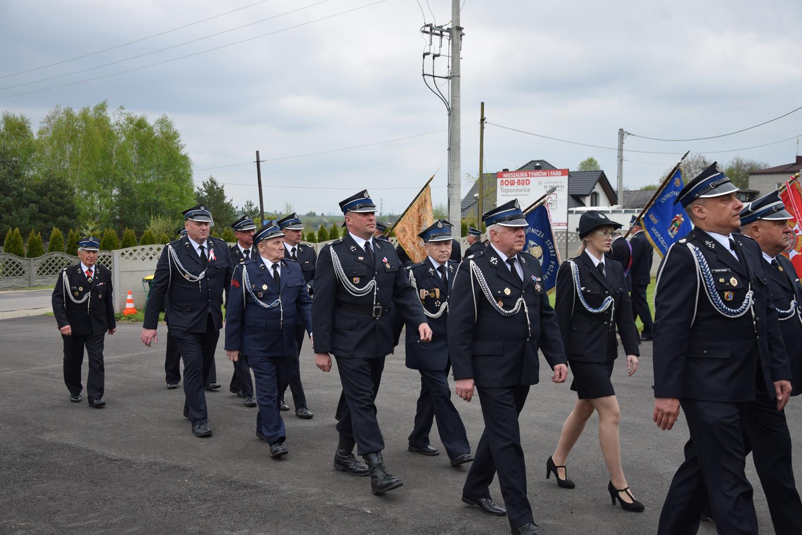 Zdjęcie podczas uroczystości odbywających się przed strażnicą OSP w Toporowicach - przemarsz straży